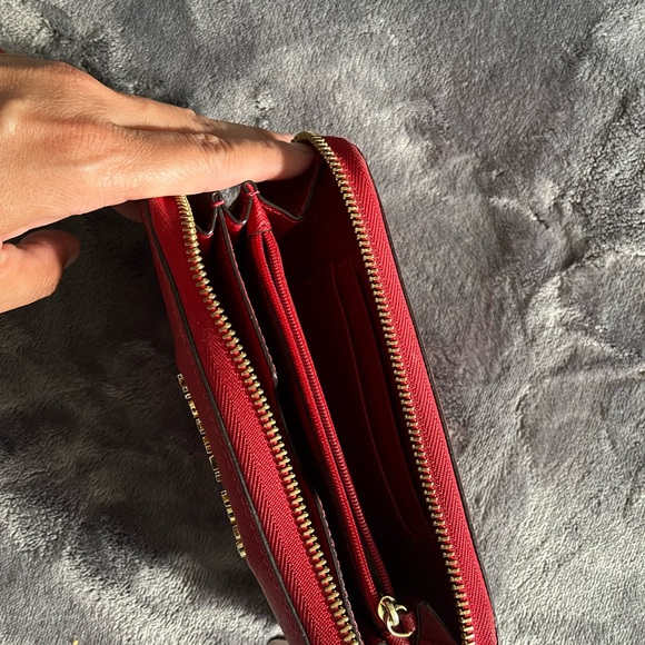 Michael Kors rouge wallet used but good condition - Picture 4 of 4